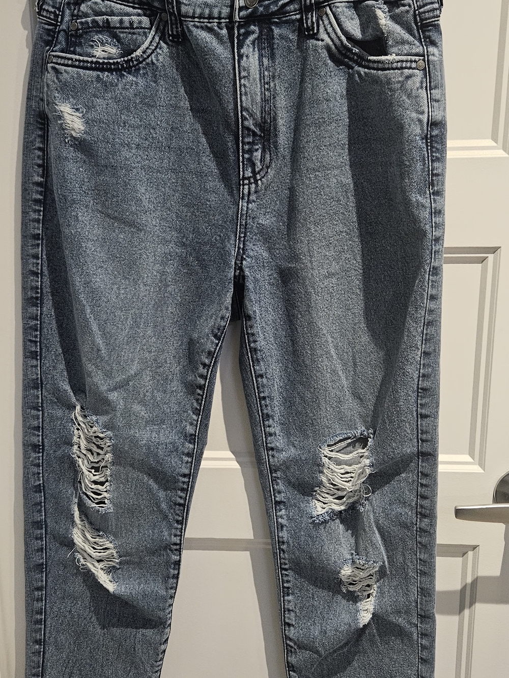 💥2/$15💥Simon Chang Distressed Light Blue Straight Leg Jeans